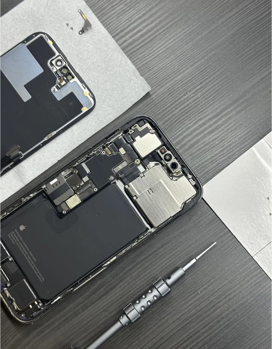 iPhone פתוח במהלך החלפת סוללה ב-EPPY